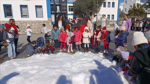 Bodrum'da &ccedil;ocuklara okul bah&ccedil;esinde suni kar s&uuml;rprizi