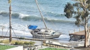 Bodrum&#039;da kuvvetli rüzgar nedeniyle tekne kıyıya sürüklendi