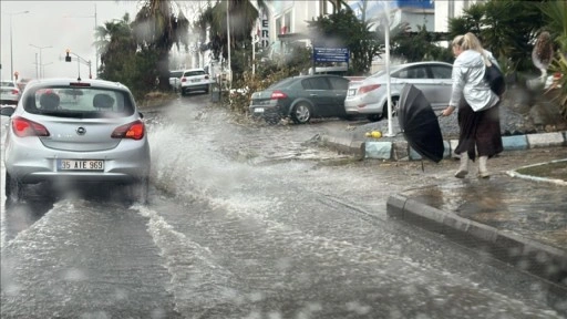 Bodrum'da sağanak günlük yaşamı olumsuz etkiledi