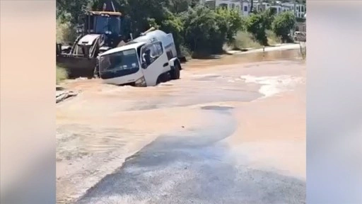 Bodrum'da tanker, patlayan içme suyu hattı nedeniyle oluşan çukura düştü