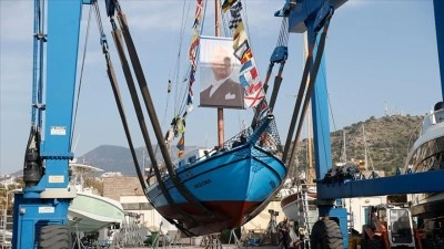 Bodrum'un son s&uuml;nger avcısı "Aksona Mehmet" 64 yıllık teknesini denize indirdi