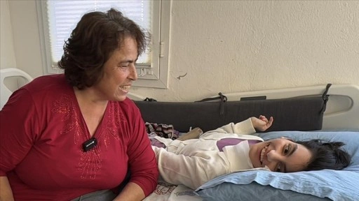 Bodrum'un "süper babaannesi" bel ağrılarına rağmen torununa özveriyle bakıyor