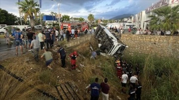 Bodrum'da dere yatağına devrilen midibüsteki 23 kişi yaralandı