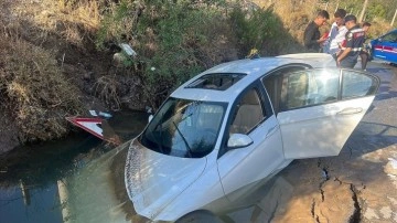 Bodrum'da içme suyu isale hattının patlamasıyla oluşan çukura otomobil düştü