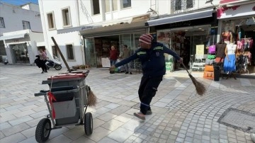 Bodrumlu temizlik personeli işini müziğin ritmine kapılarak yapıyor