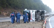 Bolu'da memurları taşıyan servis devrildi: 10 yaralı