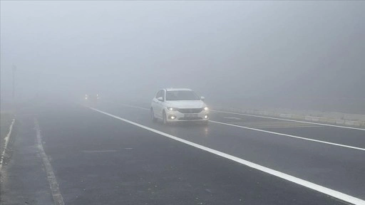 Bolu Dağı'nda etkili olan sis, D-100 kara yolunda görüş mesafesini düşürdü