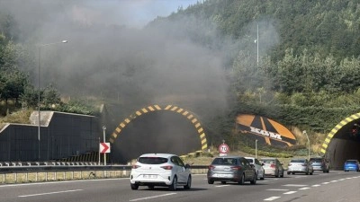 Bolu Dağı T&uuml;neli'nde ara&ccedil; yangını nedeniyle kapanan Ankara istikameti ulaşıma a&ccedil;ıldı