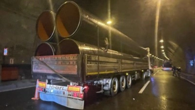 Bolu Dağı T&uuml;neli&rsquo;nde tırın arızalanan otomobile &ccedil;arpması sonucu 5 kişi yaralandı