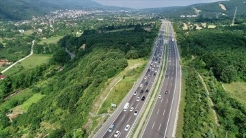 Bolu Dağı'nda bayram tatili nedeniyle uzun araç kuyrukları oluştu