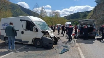 Bolu'da iki panelvan çarpıştı, 3'ü ağır 15 kişi yaralandı