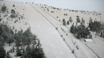 Bolu'da Kartalkaya Kayak Merkezi'ne mevsimin ilk karı yağdı
