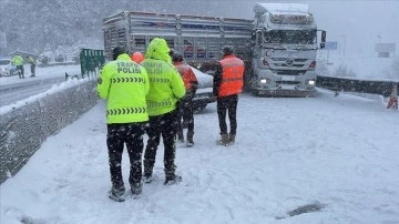 Bolu'da makaslayan tır ulaşımı aksattı