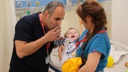 Bombadan yaralanan Suriyeli bebek Türkiye&#39;de hayata tutundu