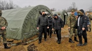 Bosna Hersek Güvenlik Bakanı Cikotic, göçmenlerin kaldığı kampı ziyaret etti