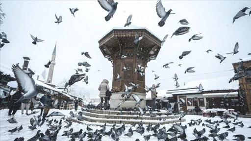 Bosna Hersek'in başkenti Saraybosna, kar yağışıyla beyaza büründü