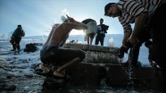Bosna Hersek&#039;te kalan göçmenler dondurucu soğukta dereye girerek yıkanıyor