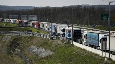 Bosna Hersek'teki kamyon s&uuml;r&uuml;c&uuml;leri AB'nin ge&ccedil;iş kurallarını protesto i&ccedil;in kontak kapattı