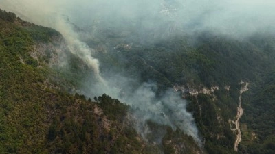 Bosna Hersek'teki orman yangınlarına askeri helikopterler m&uuml;dahale ediyor