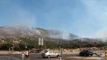 Bosna Hersek'in sahil kenti Neum'daki orman yangını sürüyor