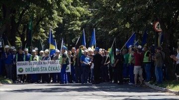 Bosna Hersekli madenciler maaşlarının ödenmediği gerekçesiyle protesto düzenledi
