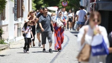 Bozcaada turizm sezonunu cıvıl cıvıl bir bayramla açtı