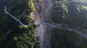 Bozkurt'ta heyelan nedeniyle yaklaşık 300 metre kayan yol onarılarak ulaşıma açıldı