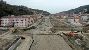 Bozkurt'ta su seviyesinin yükseldiği Ezine Çayı üzerindeki iki köprü ulaşıma kapatıldı