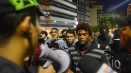 Brezilya’da halk greve giden polisi protesto etti