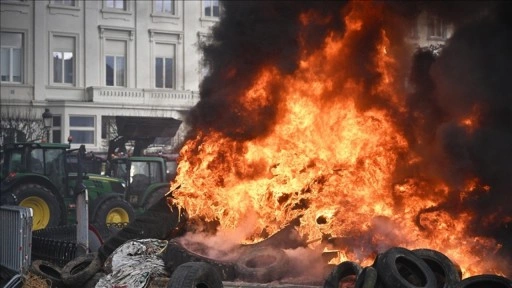 Br&uuml;ksel'de AB Liderler Zirvesi'nin yapıldığı sırada &ccedil;ift&ccedil;ilerden trakt&ouml;rl&uuml; protesto