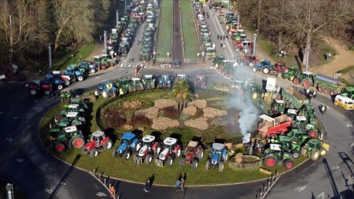 Br&uuml;ksel'de &ccedil;ift&ccedil;ilerden trakt&ouml;rl&uuml; MERCOSUR protestosu