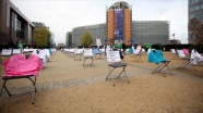 Brüksel'de sağlık çalışanlarını temsilen beyaz önlüklü boş sandalyelerle protesto