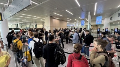 Br&uuml;ksel Havalimanı'nda yaz tatili yoğunluğu yaşanıyor
