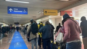 Brüksel Havalimanı'na inenler saatlerce kuyrukta bekliyor