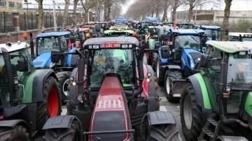 Brüksel'de çiftçiler hükümetin tarım politikalarına karşı traktörleriyle protesto düzenledi