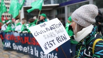 Brüksel'de toplanan Avrupalı sağlık çalışanları eylem yaptı