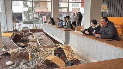 Bu kafenin m&uuml;şterileri, minyat&uuml;r inşaat sahasında iş makineleriyle oynuyor