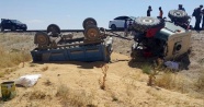 Buğday yüklü traktör devrildi