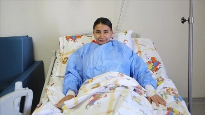 Bulantı şikayetiyle hastaneye g&ouml;t&uuml;r&uuml;len &ccedil;ocuğun karnından sa&ccedil; yumağı &ccedil;ıktı