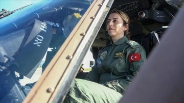 Burcu Yarbay, depremzedelere helikopterle yardım ulaştırıyor