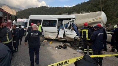 Burdur'da minib&uuml;sle beton mikserinin &ccedil;arpışması sonucu 6 kişi &ouml;ld&uuml;, 4 kişi yaralandı