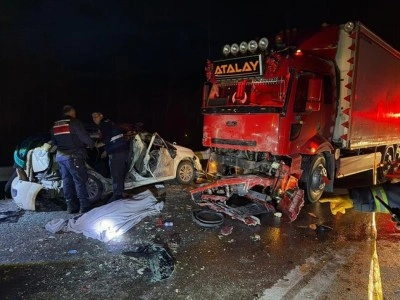 Burdur'da otomobil ile kamyonun &ccedil;arpıştığı kazada 1 &ouml;l&uuml;, 4 yaralı