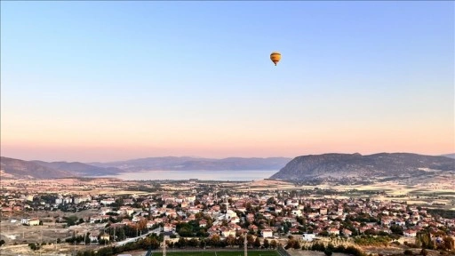 Burdur'da sıcak hava balonları Salda Gölü manzarası eşliğinde havalandı