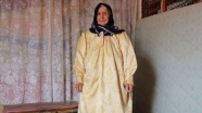 Burdurlu Şevkiye ninenin annesinin &#039;sarı gelinliği&#039; çocuklara ilham verecek