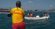 Burhaniye’de denizde arızalanan teknede mahsur kalanları itfaiye kurtardı