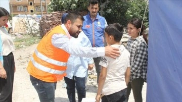 Bursa Büyükşehir Belediyesi ve AK Parti'li gençlerden depremzedelere gıda yardımı