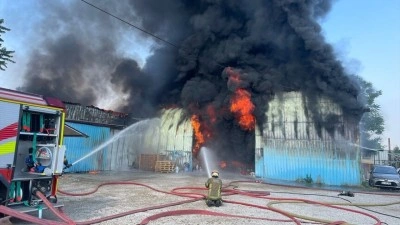 Bursa'da boya fabrikasında &ccedil;ıkan yangın kontrol altına alındı