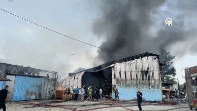 Bursa'da boya fabrikasında &ccedil;ıkan yangına m&uuml;dahale ediliyor