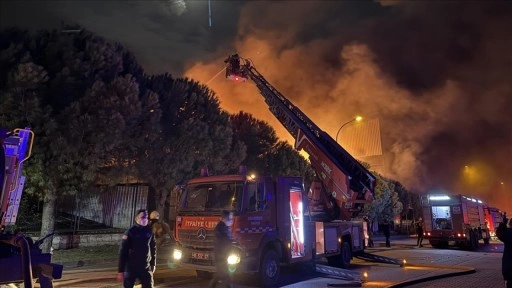 Bursa'da fabrikada &ccedil;ıkan yangına m&uuml;dahale ediliyor