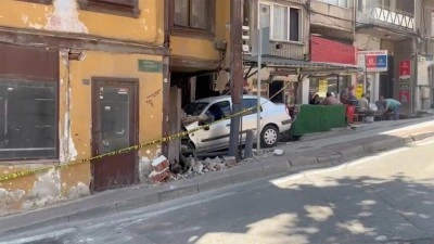 Bursa'da hareket eden park halindeki aracın &ccedil;arptığı 3 katlı binada hasar oluştu